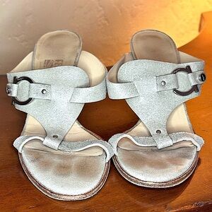 Used SALVATORE FERRAGAMO
Leather T-Strap Sandals